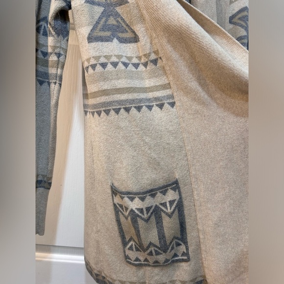 Yet Again Southwestern Style Cardigan Sweater Sz M Aztec Soft Fitted Cozy Winter - Picture 4 of 9